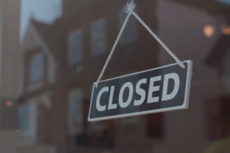 un lant de magazine cunoscut din romania se inchide acum si vine cu reduceri mari ca sa scape de marfa business magazin 694c220800477