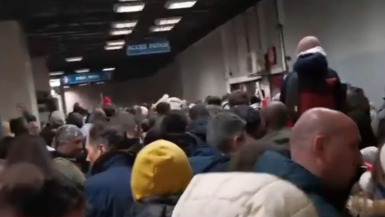 Înghesuială la metroul din București după parada de 1 Decembrie: un pasager a avut nevoie de ajutor 1 video aglomeratie la metroul din bucuresti dupa parada de 1 decembrie unui calator i s a facut rau 692daebacf41b