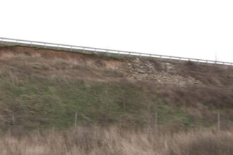 video alunecari de teren pe drumul expres craiova pitesti dupa valul de ploi pamantul a luat o la vale in mai multe zone 6936a7a7cbff3