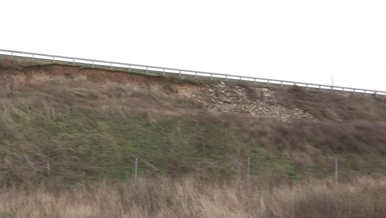 video alunecari de teren pe drumul expres craiova pitesti dupa valul de ploi pamantul a luat o la vale in mai multe zone 6936a7a7cbff3