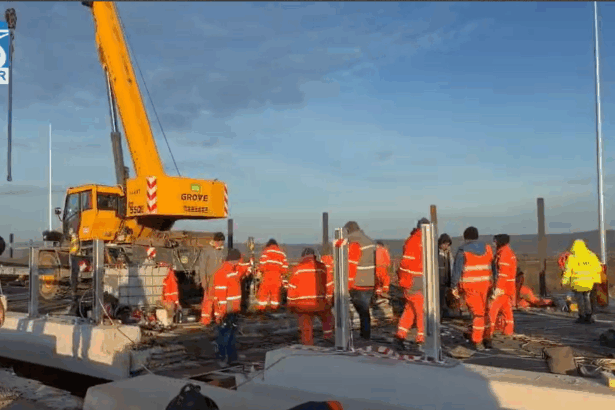 video autostrada a7 focsani adjud umbrarescu mobilizeaza 3 000 de muncitori pentru darea in trafic a 50 km inainte de revelion 694138cc82f80