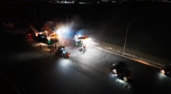 video autostrada a7 focsani bacau umb asfalteaza noaptea in zona tisita in lupta contra cronometru pentru deschiderea traficului in 2025 693d3a692a8f6