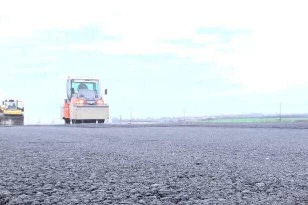 video dupa mai bine de un deceniu de blocaje apar primii kilometri de asfalt pe a3 in bihor imagini de pe santierul autostrazii 6931de0cd50d4