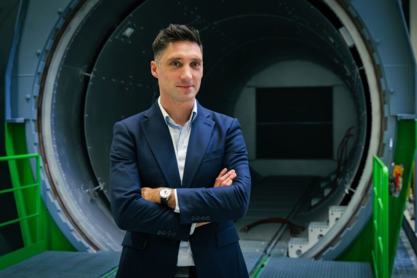 Taxiuri zburătoare cu tehnologie românească: o posibilitate reală începând cu 2027, conform lui Charles Roussel, director general al Sonaca România. Grupul belgian, cu o fabrică la Cluj, furnizează componente pentru Wisk Aero, divizia de vehicule aeriene autonome a Boeing 1 video taxiuri aeriene cu componente made in romania s ar putea intampla din 2027 conform lui charles roussel general manager sonaca romania grupul belgian care are o fabrica la c 69422e6442003