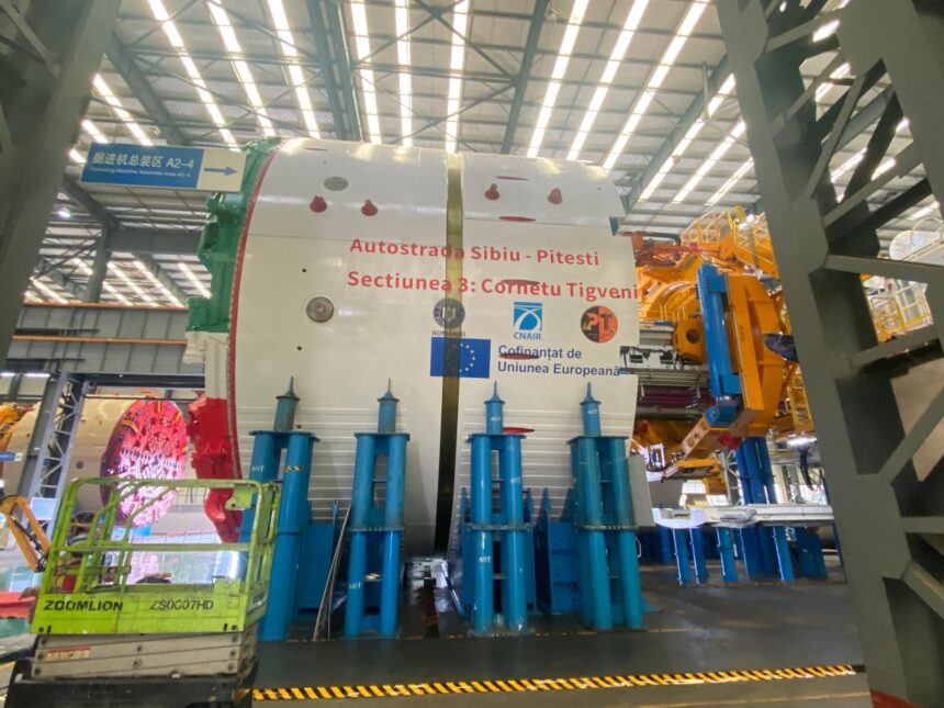 Autostrada A1 Sibiu – Pitești: „Cârtița” destinată să sape cel mai lung tunel a ajuns în Portul Constanța, iar transporturile pentru mutarea sa se vor ridica la aproape 100 1 autostrada a1 sibiu pitesti cartita care va sapa cel mai lung tunel a ajuns in portul constanta vor fi necesare aproape 100 de transporturi pentru mutarea sa foto 696545fbebd99