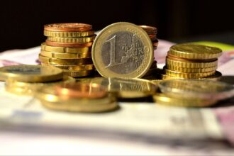 curs valutar euro bate toate recordurile in 2026 un curs de 52 lei este foarte probabil impozitul pentru marile companiiimca loveste direct in cei mai saraci romani cfa 6960bad855355