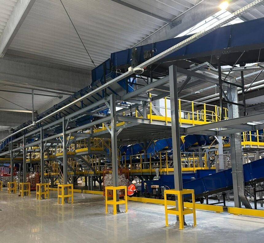 Fan Courier își extinde orizonturile, devenind grup de companii prin preluarea brokerului vamal Marian's Trading, în ciuda unei scăderi de 40% a profitului față de anul precedent, în contextul unei cifre de afaceri de 310 milioane de euro 1 fan courier a devenit grup de firme dupa ce a achizitionat si brokerul vamal marians trading afacerile fan au ajuns la 310 milioane de euro dar cu profit in scadere de 40 fata de 2024 69679c5ee7c0b