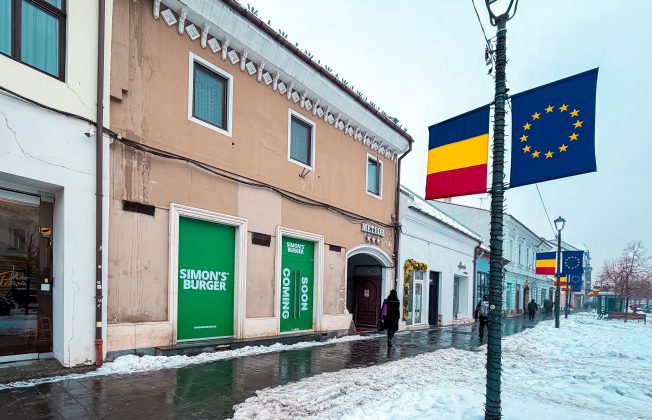 Burgerul lui Simon, rețeaua de restaurante fast-food din Ungaria, pătrunde pe piața românească. Află unde va fi deschis primul său restaurant 1 simons burger lantul de restaurante fast food din ungaria intra in romania unde deshide prima unitate 6968dd1def4a8