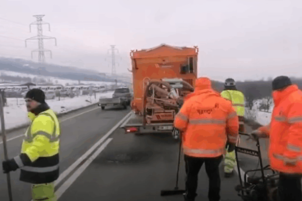 tehnologie noua de reparat gropi inclusiv la 12 grade testata in romania video 69735d75c5435