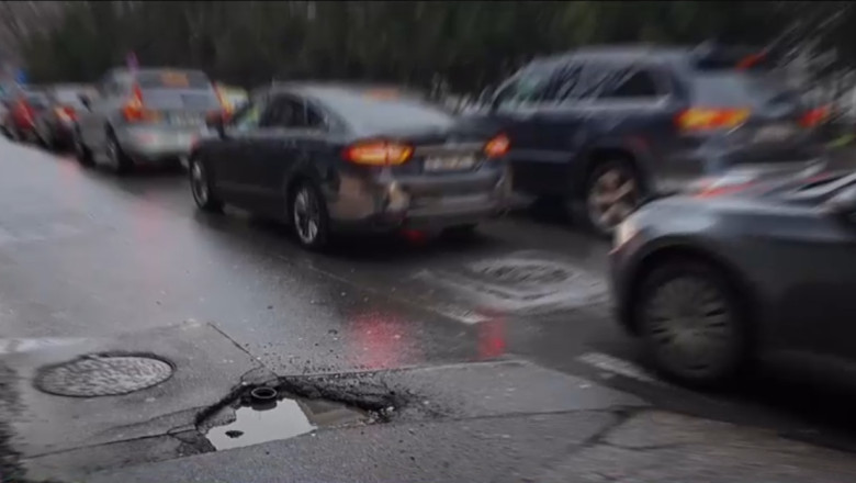 Bucureștiul, un oraș cu drumuri pline de gropi: „Să asfaltăm o dată la 2-3 ani pentru un preț mai avantajos” 1 video bucurestiul plin de gropi si strazi distruse mai bine asfaltam o data la 2 3 ani si dam din start un pret semnificativ mai bun 697903dd5fc33