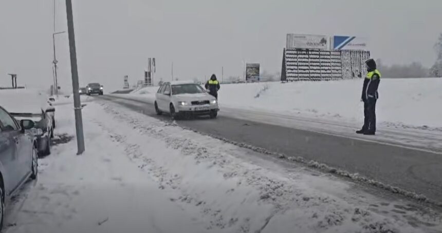 Traseul din România rezervat exclusiv mașinilor 4x4 sau celor cu lanțuri de zăpadă 1 video drumul din romania unde accesul e permis doar autovehiculelor 4x4 sau echipate cu lanturi 695a659606576