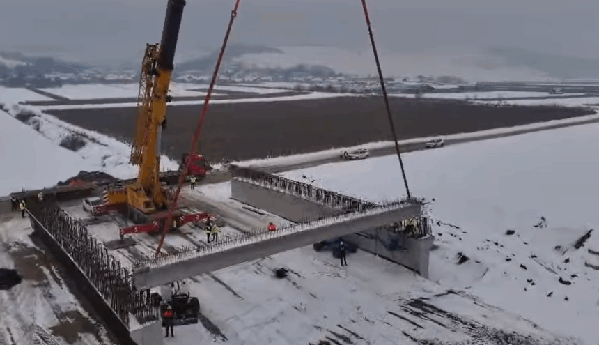 Primele grinzi prind contur pe autostrada Unirii A8: imagini de pe șantierul turcesc al celor de la Nurol 1 video se monteaza primele grinzi pe autostrada unirii a8 imagini cu lotul turcilor de la nurol 69736b3da565d