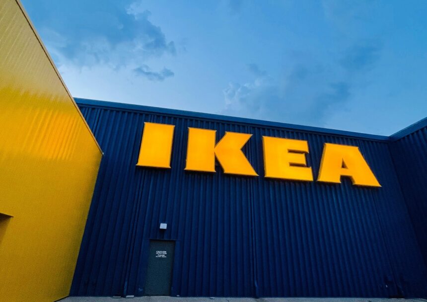 IKEA înfruntă provocări majore: bătălia cu Amazon și Temu în contextul transformărilor globale 1 vremuri grele pentru ikea retailerul de mobila se lupta cu amazon si temu pe fondul schimbarilor din piata globala bloomberg 695be24072e35