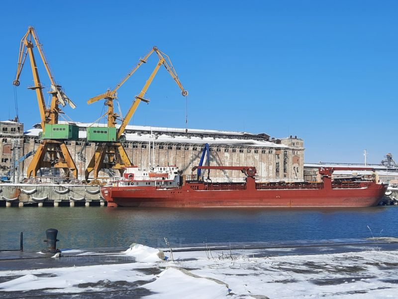 Agitație în porturile Galați și Brăila: mii de tone de fier vechi îmbarcate din diverse colțuri ale lumii 1 activitate intensa in porturile galati si braila mii de tone de fier vechi incarcate pe nave din mai multe tari 699ef39088c0c