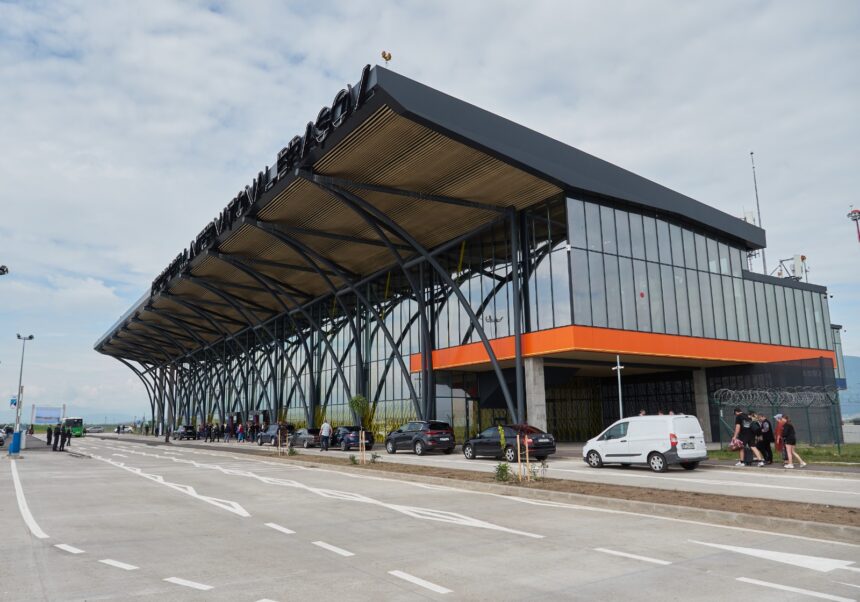 Aeroportul Internațional Brașov – Ghimbav își lărgește orizonturile: o investiție de 49 de milioane de lei intră în etapa de licitație 1 aeroportul international brasov ghimbav se extinde contract de 49 milioane de lei lansat la licitatie 699342c978db4