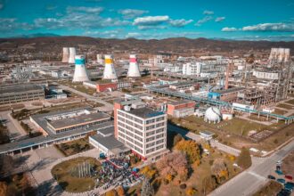 chimcomplex anunta ca da afara 1 200 de oameni compania a inregistrat o pierdere neta de 179 de milioane de lei si sustine ca trece prin cea mai grea perioada din istoria sa 69a08deb2d6b6