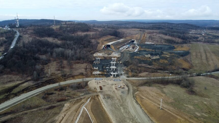 Lucrări intense pe Autostrada A1 Lugoj-Deva: 10 șantiere în acțiune pentru tunelul de aproape doi kilometri 1 foto autostrada a1 lugoj deva 10 fronturi deschise pentru excavarea tunelului de aproape doi kilometri 69a03031c6966