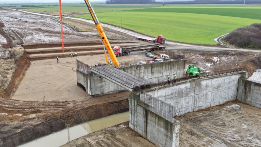 Autostrada Transilvania prinde viață: grinzile au început să fie instalate pe tronsonul Chiribiș – Biharia, iar „fantoma” Bechtel își face simțită prezența pe șantier 1 foto autostrada transilvania a inceput montarea grinzilor pe lotul chiribis biharia fantoma bechtel inca bantuie santierul 699db2858021a