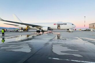 foto premiera la aeroportul international brasov ghimbav joi a aterizat primul zbor cargo civil 69a08b93e5261