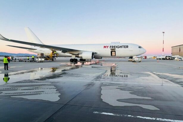 foto premiera la aeroportul international brasov ghimbav joi a aterizat primul zbor cargo civil 69a08b93e5261
