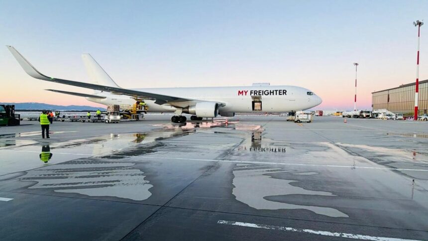 foto premiera la aeroportul international brasov ghimbav joi a aterizat primul zbor cargo civil 69a08b93e5261
