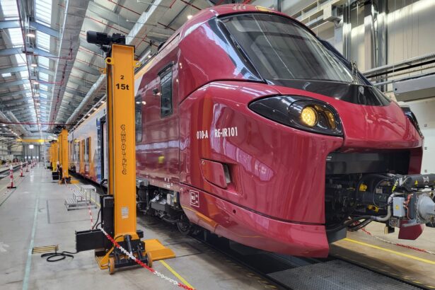 foto trenul alstom 10 fabricat pentru romania predat cfr calatori 698dcddbecb00