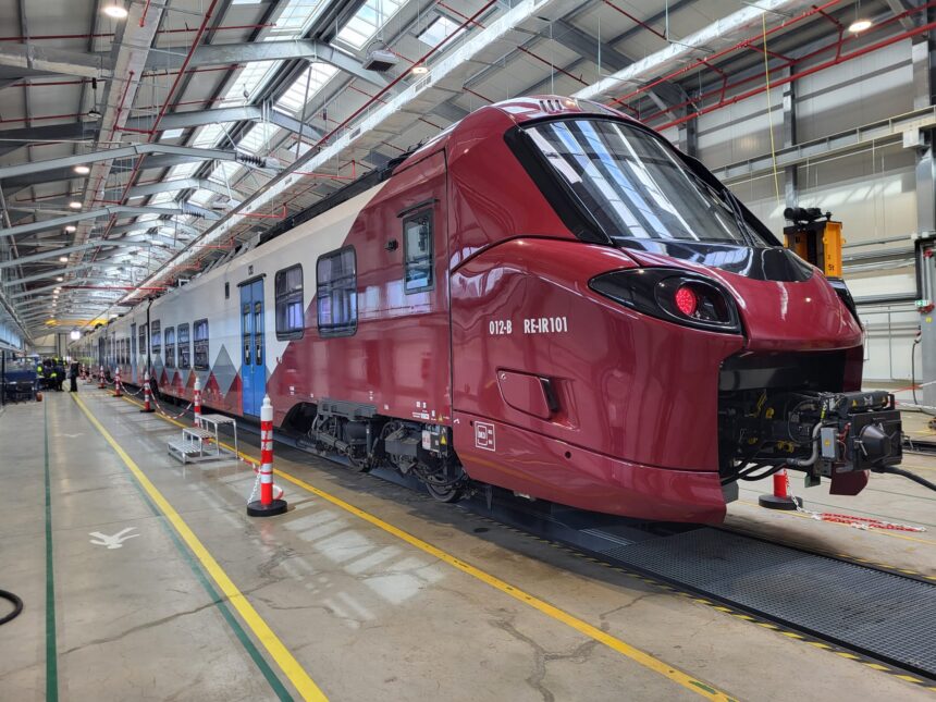 Trenul Alstom 12, realizat pentru România, a ajuns la CFR Călători 1 foto trenul alstom 12 fabricat pentru romania a fost predat cfr calatori 69a03be1c313a