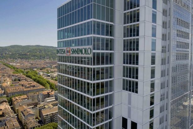 grupul italian intesa sanpaolo raporteaza un profit net record pentru 2025 de 93 miliarde de euro 69821c19ad039