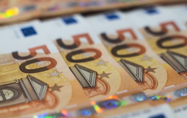 Leul a pierdut teren marți în fața euro și a dolarului american 1 leul s a depreciat marti in raport cu euro si dolarul american 69a6d011e79bc