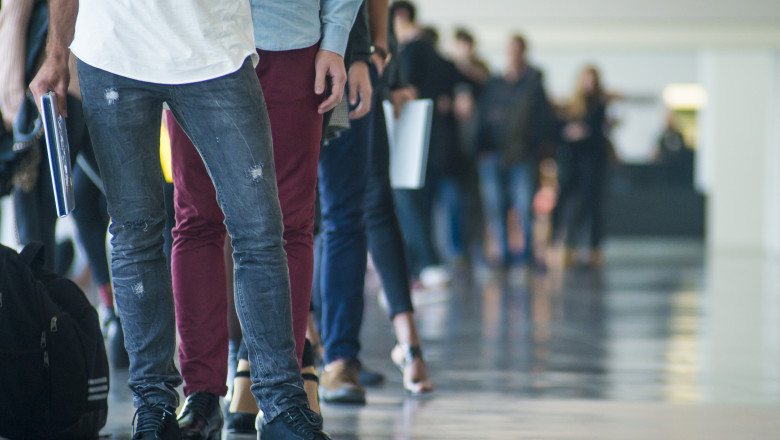 Șomajul în România a atins 6,3% în ultimele trei luni din 2025, iar aproape o treime dintre tineri se confruntă cu lipsa unui loc de muncă 1 rata somajului a crescut la 63 in romania in ultimul trimestru din 2025 aproape 30 dintre tineri nu au un loc de munca 69b7cbfb8d73e