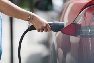 scumpirea petrolului si gazelor impinge europa spre energie verde creste cererea de panouri solare si masini electrice 69cb94e3ea087