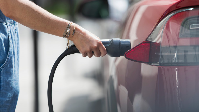 Creșterea prețurilor la petrol și gaze stimulează Europa să adopte energia verde: cererea de panouri solare și vehicule electrice ia avânt 1 scumpirea petrolului si gazelor impinge europa spre energie verde creste cererea de panouri solare si masini electrice 69cb94e3ea087