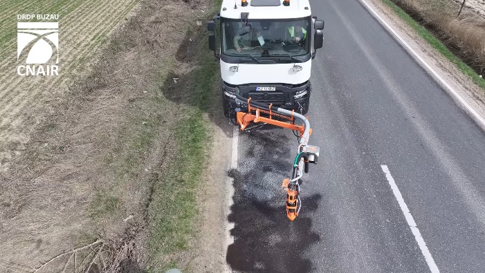 Inovația care transformă drumurile: mașina revoluționară pentru repararea gropilor, operată de o singură persoană, readuce rapid circulația în România 1 super masina de reparat gropi adusa in romania poate fi operata cu un singur om si permite reluarea imediata a traficului 69bfe9429c41d