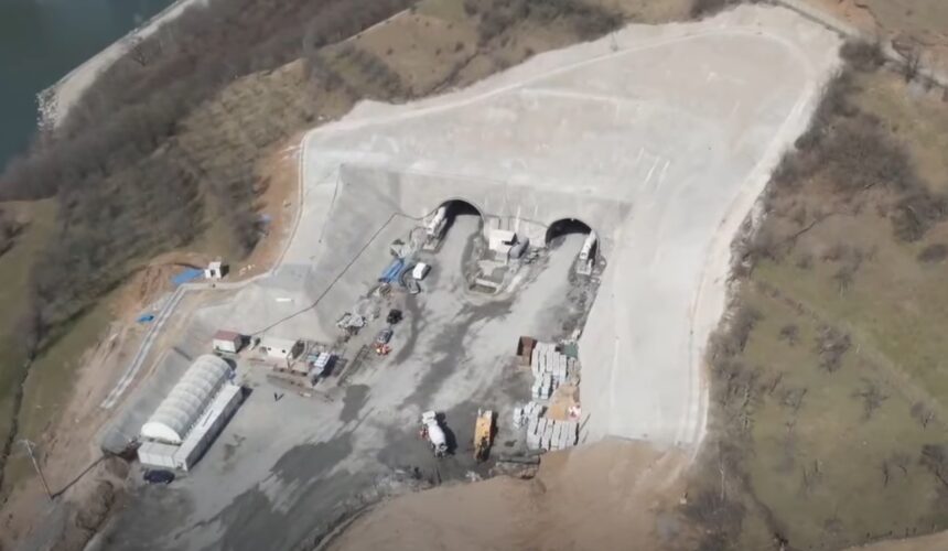 Mobilizare maximă pe autostrada A1 Sibiu – Pitești: 500 de muncitori turci de la Mapa – Cengiz lucrează non-stop la secțiunea 2 1 video autostrada a1 sibiu pitesti turcii de la mapa cengiz cresc mobilizarea la 500 de muncitori pe sectiunea 2 unde se lucreaza non stop 69bab3a84b3ba