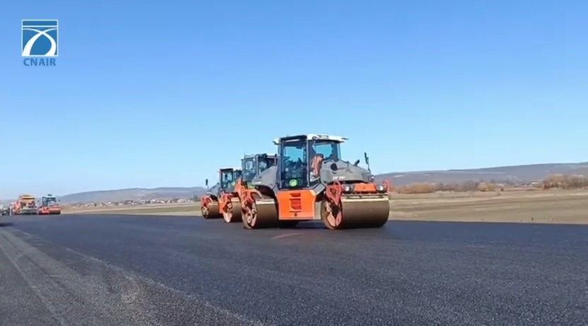 Autostrada A7 Focșani – Bacău: UMB finalizează asfaltarea ultimelor porțiuni din lotul 2, cu deschiderea planificată pentru luna august 1 video autostrada a7 focsani bacau umb asterne asfalt pe ultimii kilometri ai lotului 2 ce vor fi inaugurati pana in august 69b1456a0cb6b