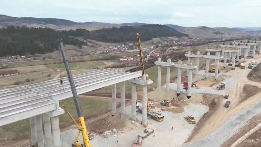 Autostrada Transilvania: Progres remarcabil în construcția viaductului de 2 kilometri, cu jumătate din grinzi instalate de echipa turcă Ozaltin 1 video autostrada transilvania turcii de la ozaltin au montat jumatate din grinzi la viaductul de 2 kilometri 69c4034402a87
