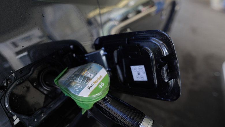 Consiliul Concurenței nu percepe nimic neobișnuit în creșterea prețurilor la benzinării. Bogdan Chirițoiu susține: „Creșterile de preț sunt rezultatul crizei globale” 1 video preturi ridicate la pompa consiliul concurentei nu vede nimic suspect bogdan chiritoiu scumpirile vin din criza internationala 69b9a0b335448