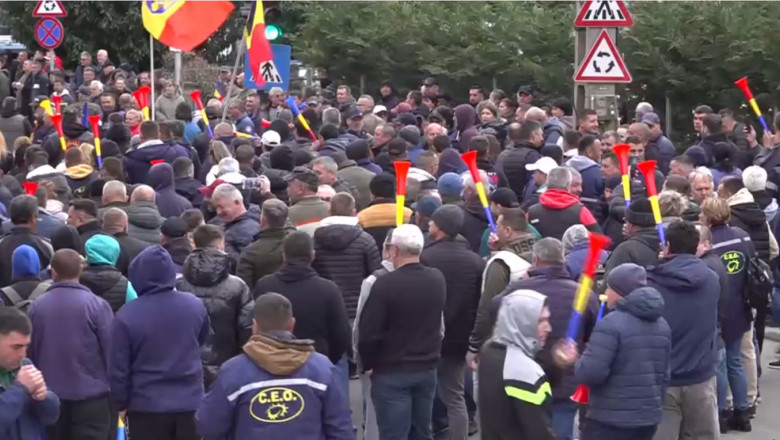 Minerii din Gorj protestează la București împotriva reducerii personalului și a viitorului incert 1 video probabil ne asteapta strainatatea minerii din gorj merg la bucuresti sa protesteze in fata guvernului fata de reducerea de personal 69c25347b81e8