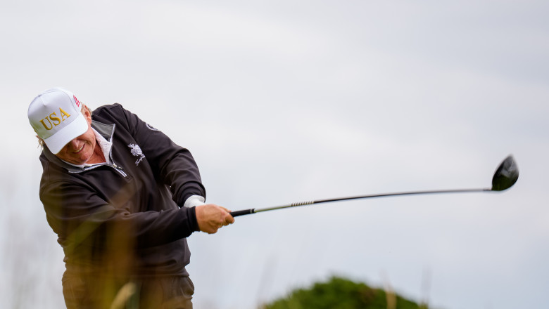 „Reflecții asupra impactului: Un an de când Trump a revoluționat economia globală prin tarifele impuse” 1 analiza daca ramanea pe terenul de golf acum ne ar fi fost mai bine un an de cand trump a zguduit economia lumii cu taxele sale vamale 69d24d18ae8a5