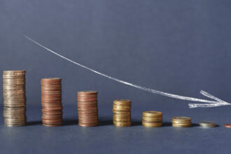 deficitul bugetar al romaniei a scazut la 79 din pib in 2025 nivelul ramane insa cel mai ridicat din uniunea europeana 69e8ea32d9fea