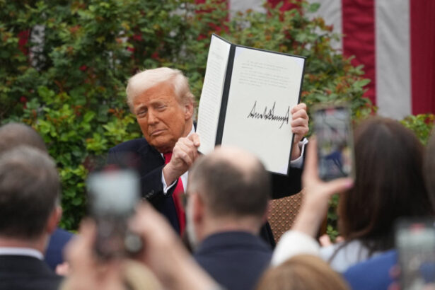 donald trump impune taxe vamale de pana la 100 pentru medicamente si modifica tarifele pentru metale 69cf82409f304