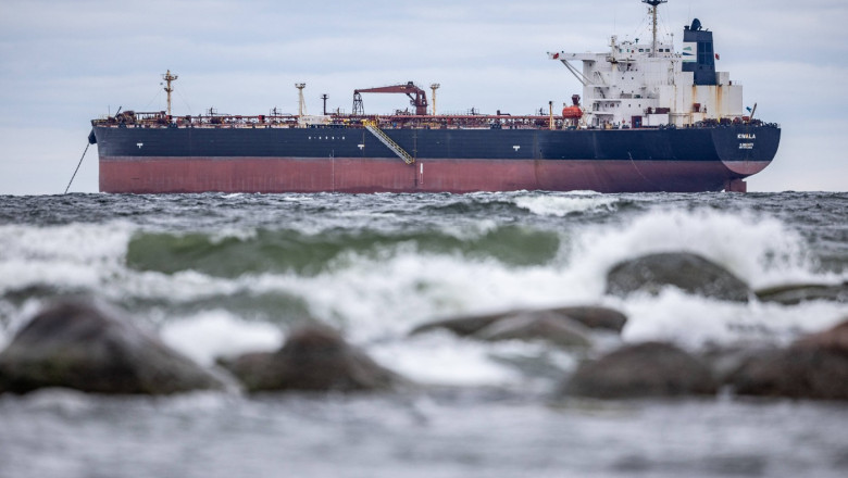 sua prelungesc derogarea privind sanctiunile pentru petrolul rusesc blocat pe mare 6a0b6bc955eea