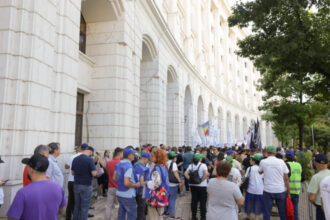 video angajatiii din finante protest in fata ministerului joi mii de angajati vor opri lucrul in toata tara din cauza legii salarizarii 6a1fedc67980a
